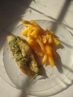 Una foto de Filet crocante al horno con guarnición (papas bastón)