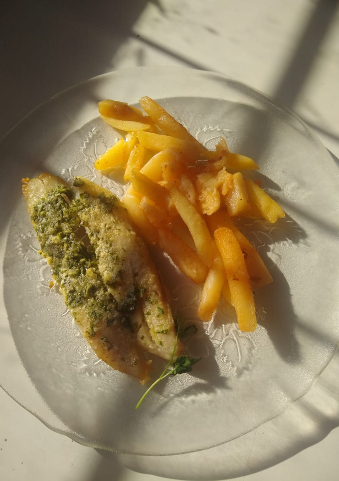 Una foto de Filet crocante al horno con guarnición (papas bastón)