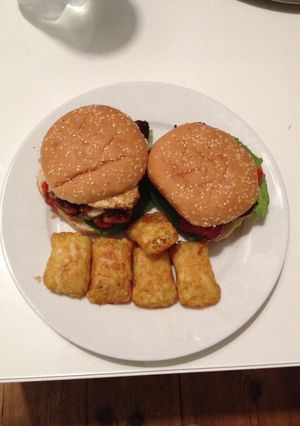 Una foto de Hamburguesa de chorizo y papas