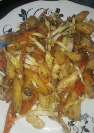 A picture of Soyayyen dankalin turawa da salad.
