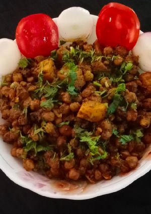 A picture of Fresh chana and aloo sabzi.
