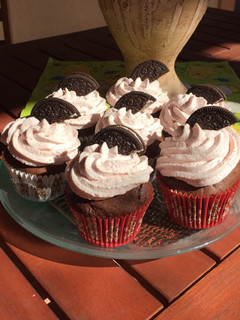 Kakaós muffin, epres mascarpone krémmel és oreo keksszel recept fotója