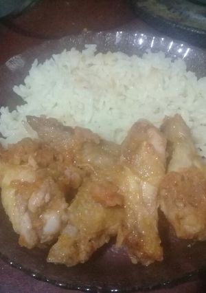 Una foto de Pollo a la naranja con arroz 🍽🍗🍊