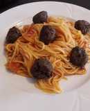Paradicsomos spagetti csiperkés-lencsefasírttal