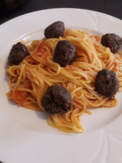 Paradicsomos spagetti csiperkés-lencsefasírttal recept fotója