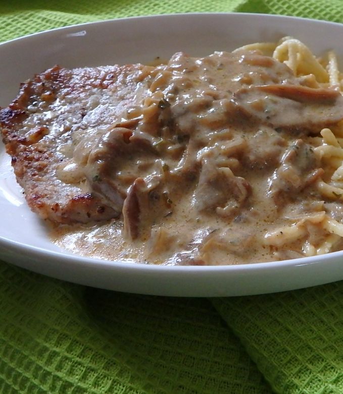 Natúr karajszeletek vargányamártással spaetzle tésztával recept fotója