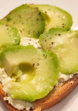 Фото Тост со сливочным сыром и авокадо🥑.
