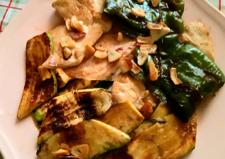 Pechuga de pollo con calabacín y pimientos