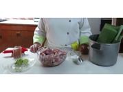 Una foto de lomo de cerdo con plátanos