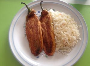 Una foto de Chiles rellenos
