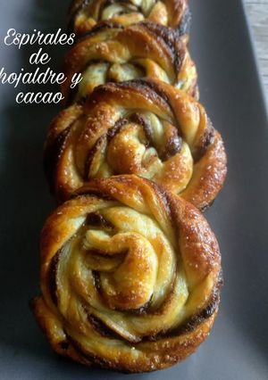 Una foto de Espirales de hojaldre y crema de cacao