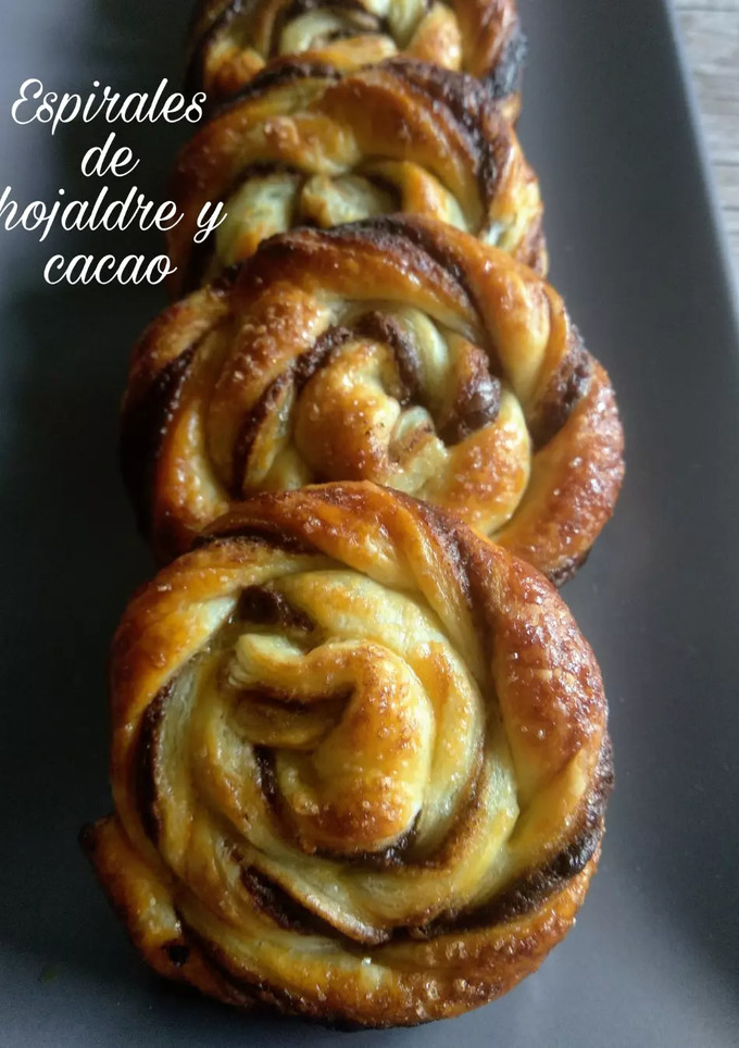 Una foto de Espirales de hojaldre y crema de cacao