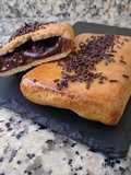 Napolitanas de chocolate con masa de almendra y yogur