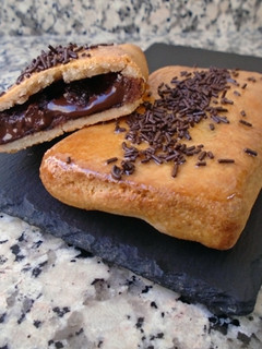 Una foto de Napolitanas de chocolate con masa de almendra y yogur