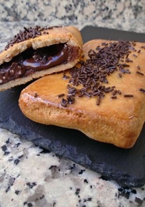 Una foto de Napolitanas de chocolate con masa de almendra y yogur