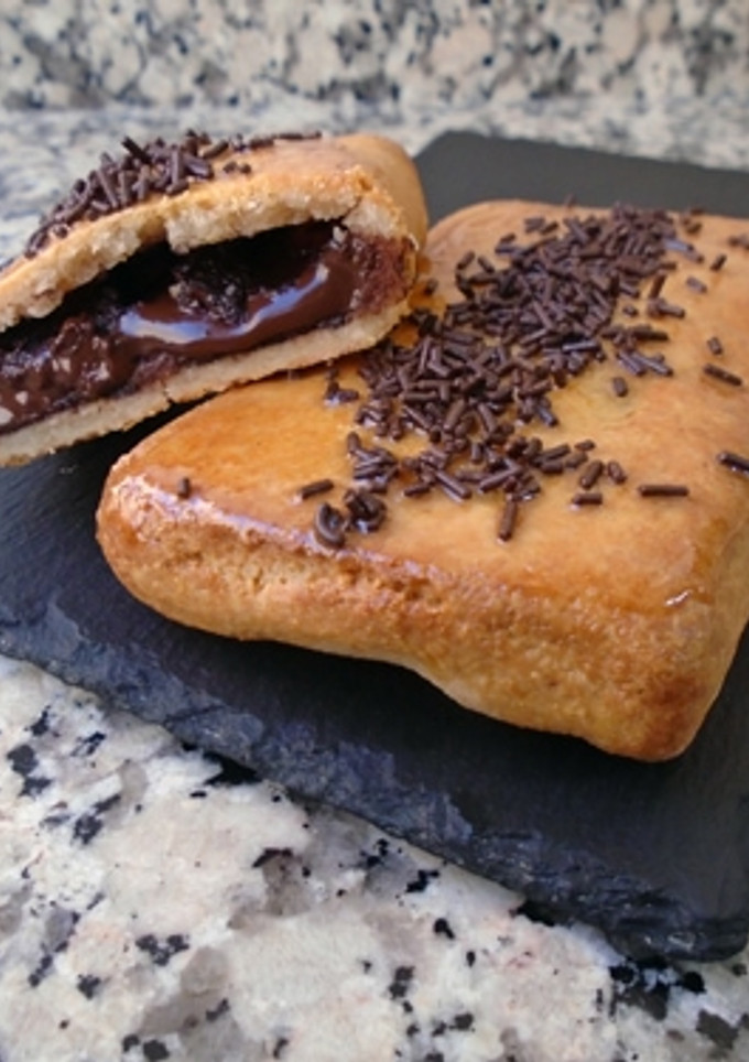 Una foto de Napolitanas de chocolate con masa de almendra y yogur
