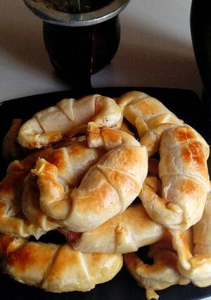 Una foto de Medialunas express de jamón y queso
