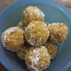 A picture of Besan coconut ladoo.