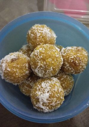 A picture of Besan coconut ladoo.