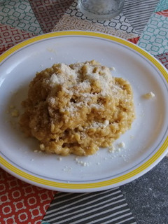 Una foto de 🍚 Risotto con queso azul y vino blanco