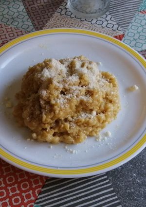 Una foto de 🍚 Risotto con queso azul y vino blanco