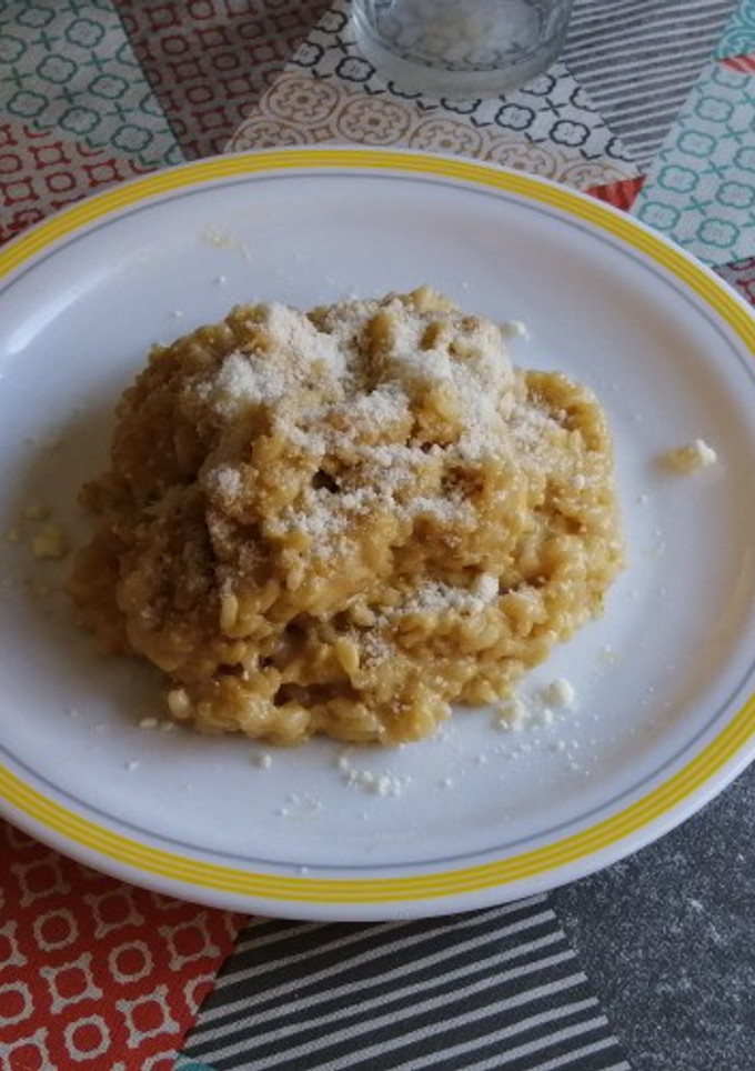 Una foto de 🍚 Risotto con queso azul y vino blanco