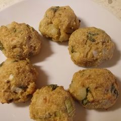 A picture of Sage and onion stuffing balls alla Fluffy.