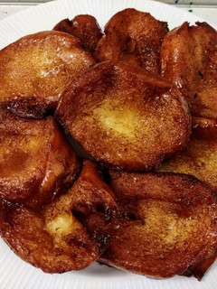 Una foto de Torrijas de pan brioche con vino y miel