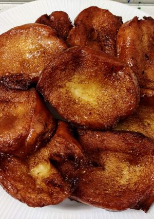 Una foto de Torrijas de pan brioche con vino y miel