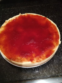 Una foto de Tarta de quesito con chocolate blanco con mermelada de picota