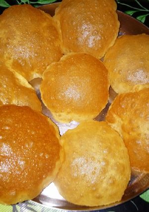 खस्ता येल्लो पूरी (Khasta yellow puri recipe in hindi) रेसिपी मुख्य फोटो