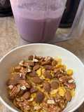 Desayuno saludable. Cereales, frutos, leche, banana, arándanos, polvo proteico