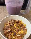 Desayuno saludable. Cereales, frutos, leche, banana, arándanos, polvo proteico