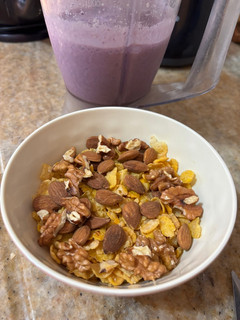 Una foto de Desayuno saludable. Cereales, frutos, leche, banana, arándanos, polvo proteico