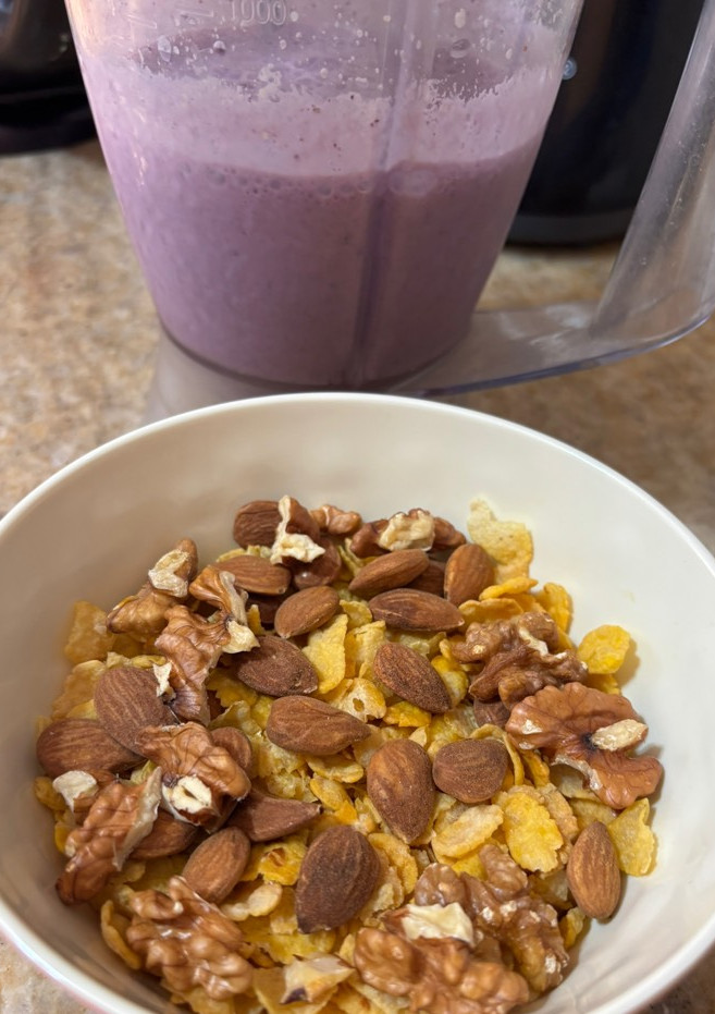 Una foto de Desayuno saludable. Cereales, frutos, leche, banana, arándanos, polvo proteico