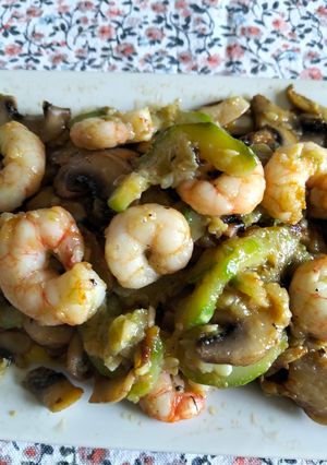 Una foto de Revuelto de calabacín champiñón y gambas