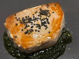 Bistecca di tonno con pesto di menta e sesamo