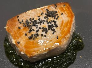 Foto di Bistecca di tonno con pesto di menta e sesamo