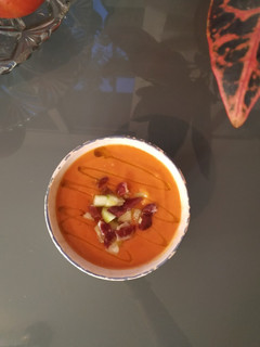 Una foto de Salmorejo con pepino y jamón 😍