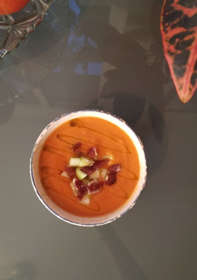 Una foto de Salmorejo con pepino y jamón 😍