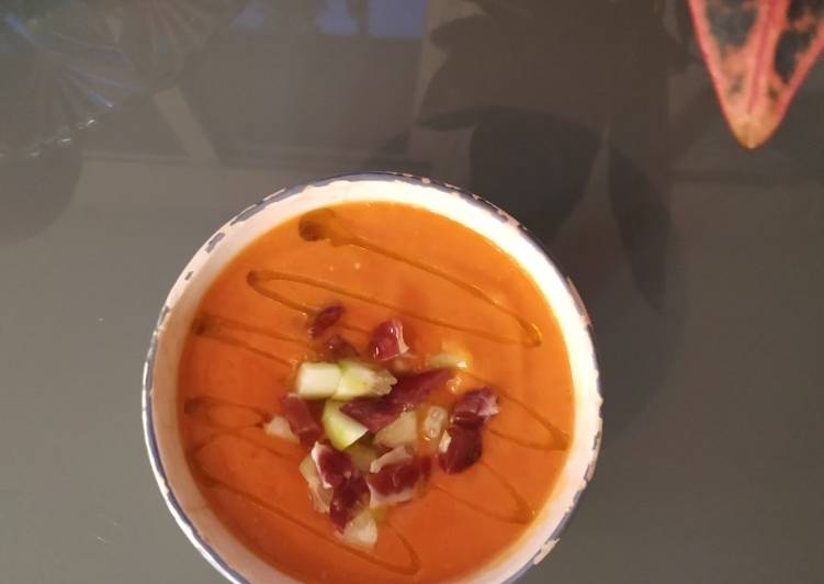 Salmorejo con pepino y jam贸n 馃槏