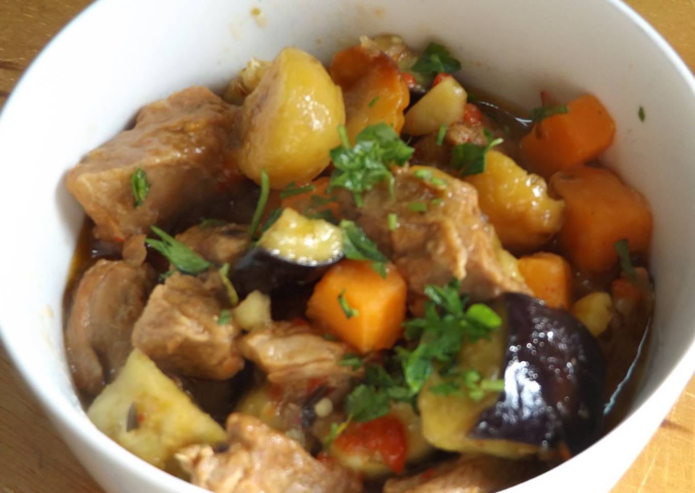 Carne guisada con batata, berenjena y castañas