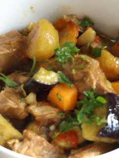 Una foto de Carne guisada con batata, berenjena y castañas