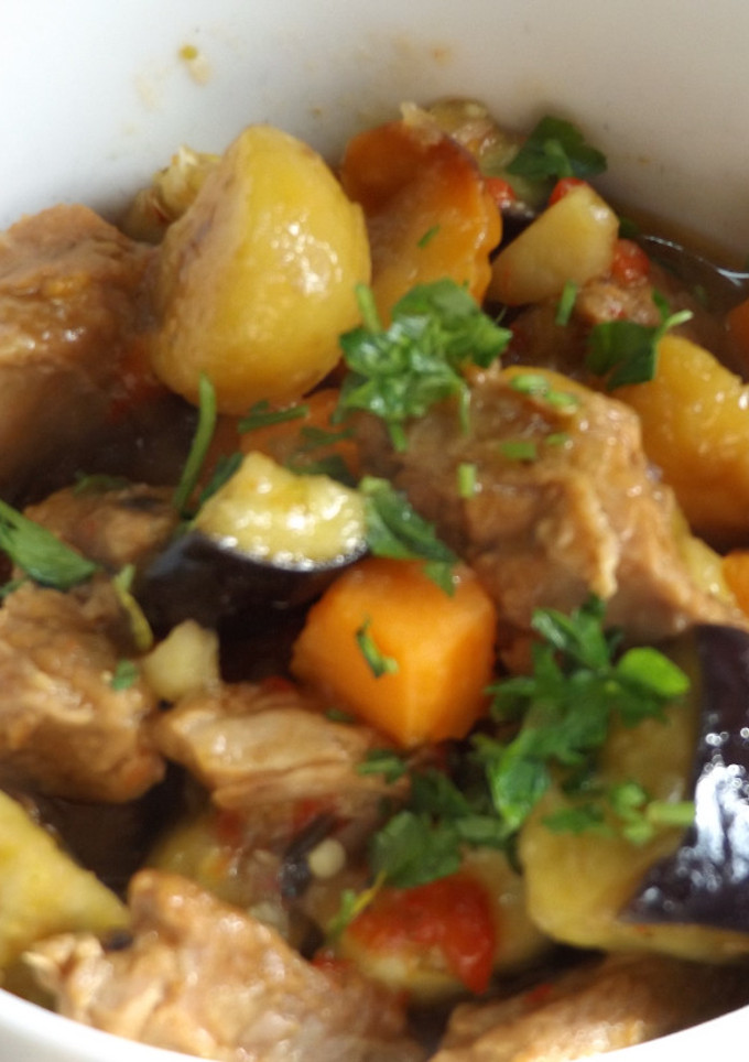 Una foto de Carne guisada con batata, berenjena y castañas