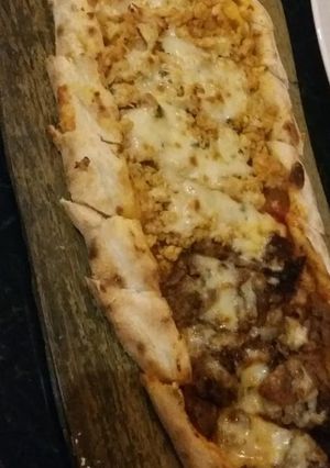 A picture of Turkish pide.