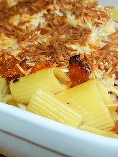 Una foto de Macarrones al horno con chorizo y jamón