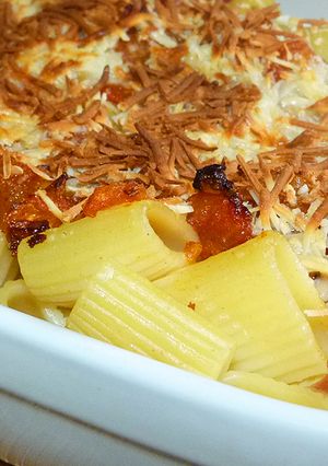 Una foto de Macarrones al horno con chorizo y jamón