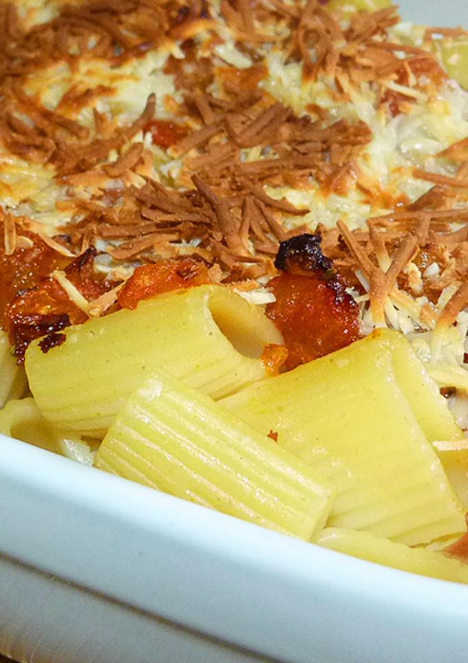 Una foto de Macarrones al horno con chorizo y jamón