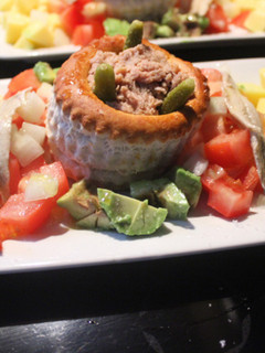 Una foto de Volovanes con atún, mango y aguacate