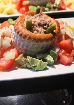 Una foto de Volovanes con atún, mango y aguacate